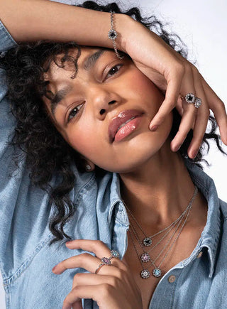 Daisy korvakorut kirkkaalla kivellä, hopeaa