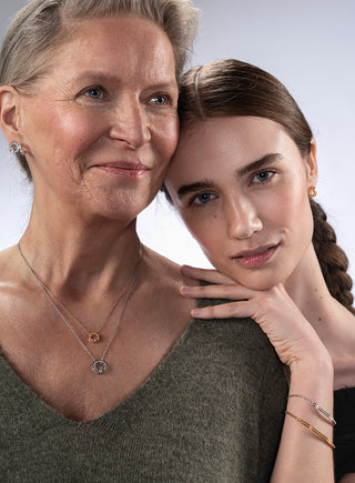 Aina riipus kirkkaalla kivellä, hopeaa