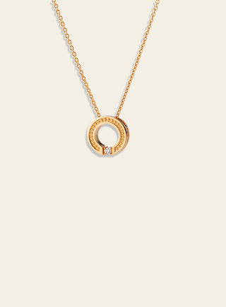 Aina riipus laboratoriotimantilla, keltakultaa