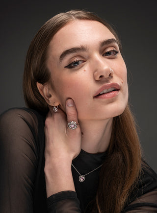 Alma riipus pinkillä kivellä, keltakullattua hopeaa