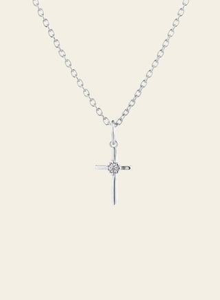 Daisy risti kirkkaalla kivellä, hopeaa